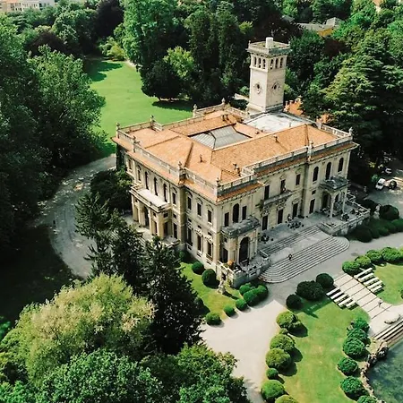- Balcony, Private Parking, 2 Bathrooms * Cernobbio