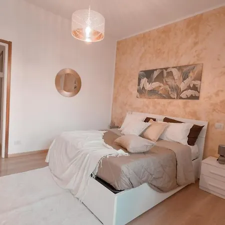 - Balcony, Private Parking, 2 Bathrooms Appartamento